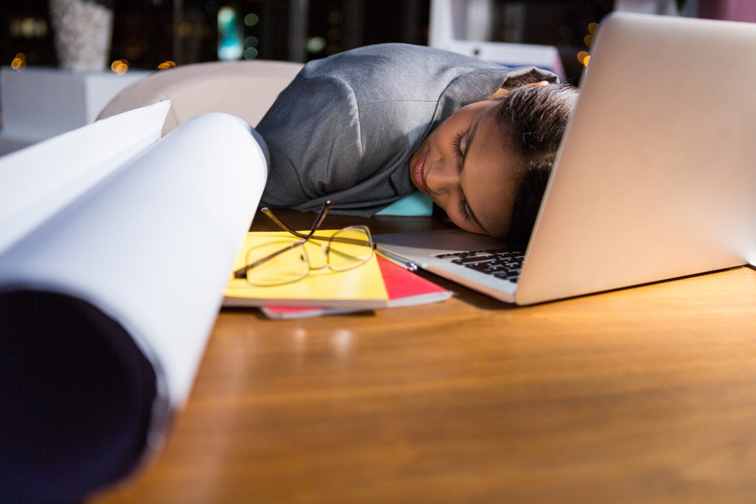 ¿Sabes cómo te afecta la falta de sueño en tu trabajo?